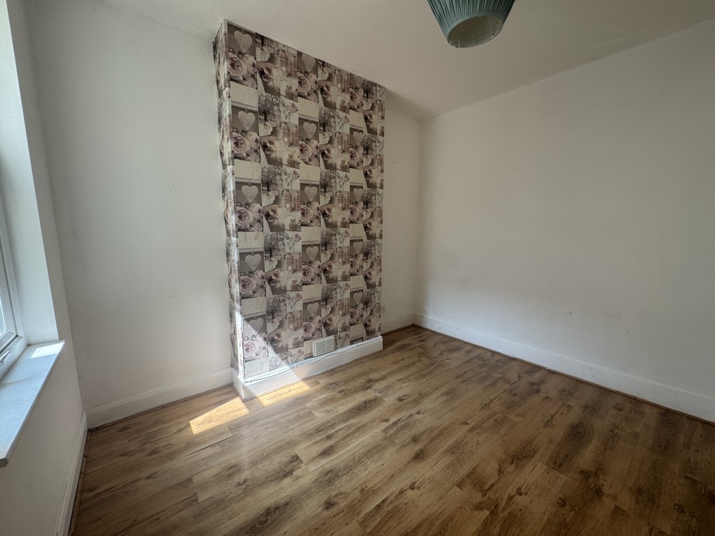 Lot: 129 - MID-TERRACE HOUSE FOR IMPROVEMENT IN POPULAR LOCATION - Dining room